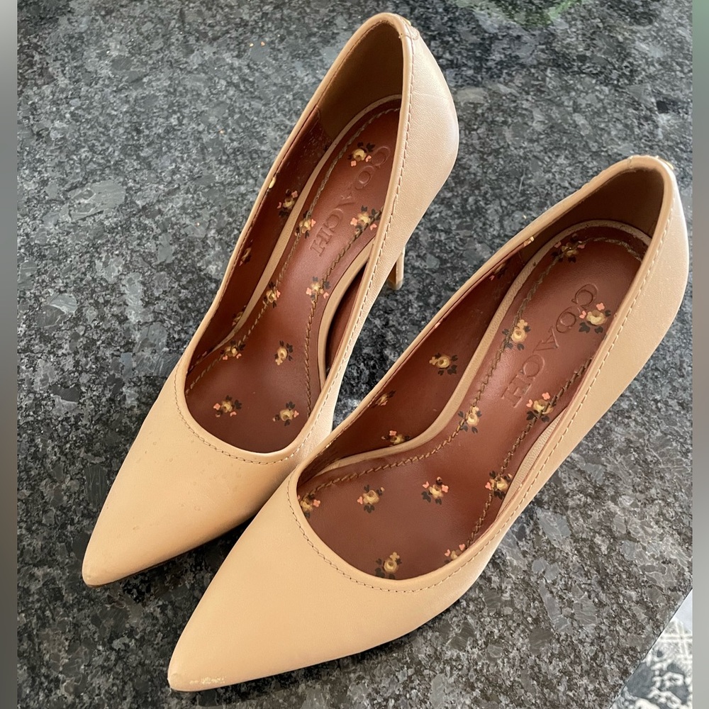 Coach nude pointed pump shoes size 7.5